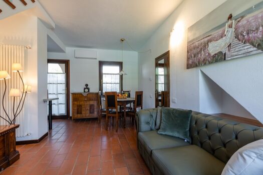 Wohnraum mit Essbereich und Couch