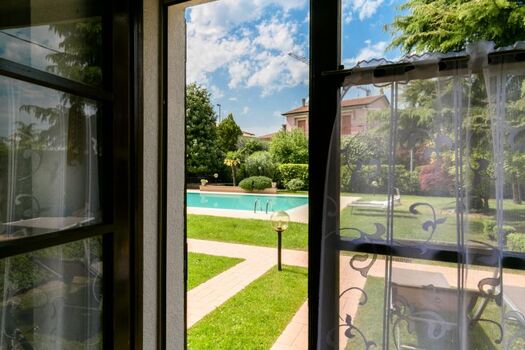 Blick vom Wohnraum zum Garten und Pool