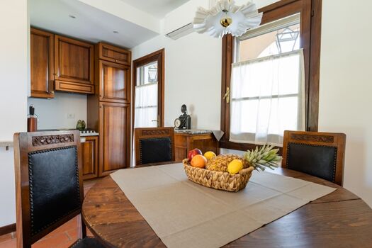 die Küchenzeile mit Esstisch