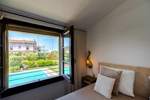 Schlafzimmer mit Blick zum Pool