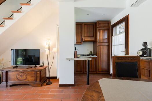 der Wohnraum mit Küchenzeile