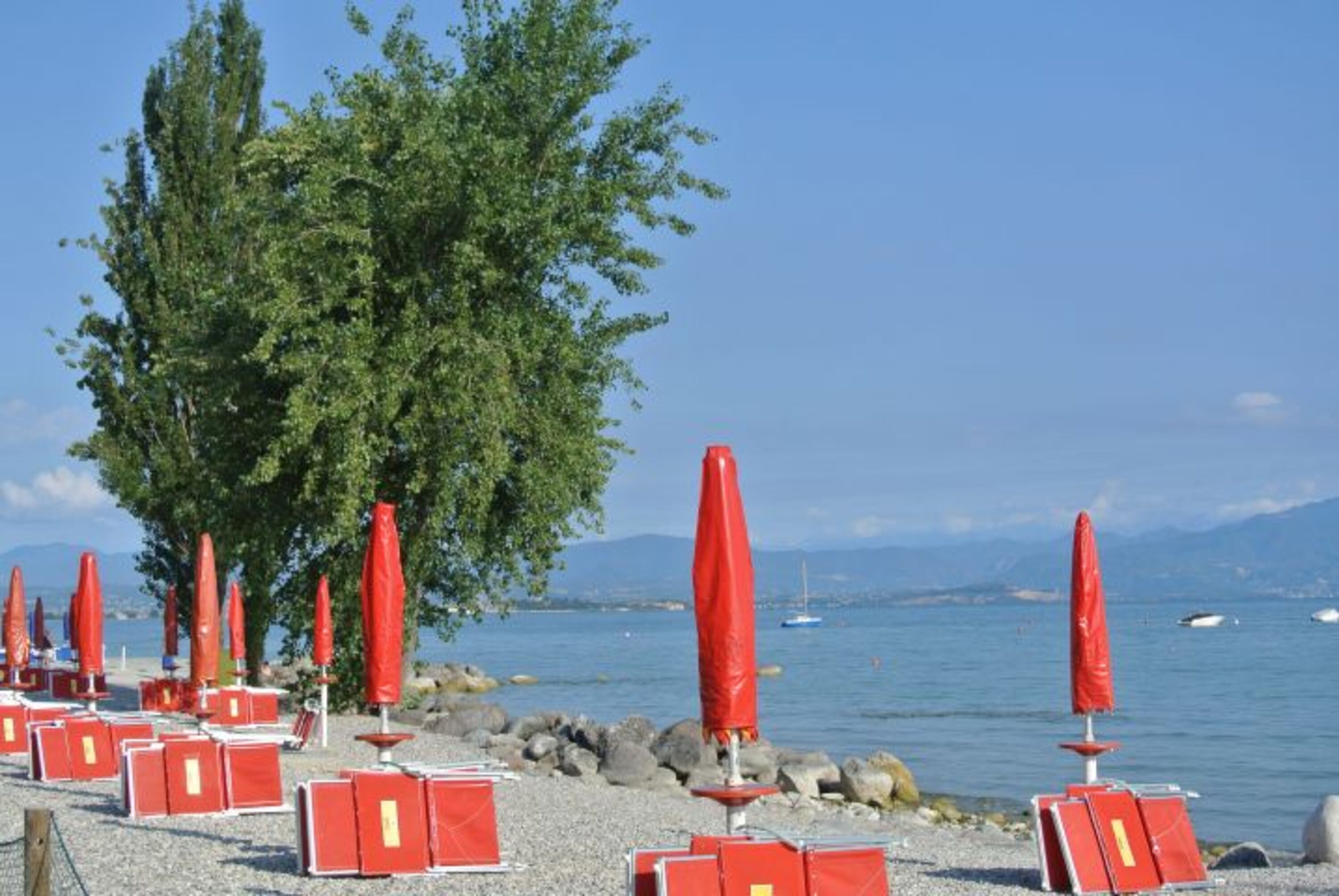 der Hundestrand, wo der Hund eine Liegestuhl und Wassernapf erhält