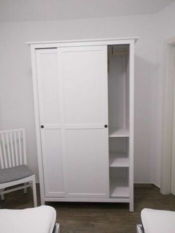 Kleiderschrank im Schlafraum