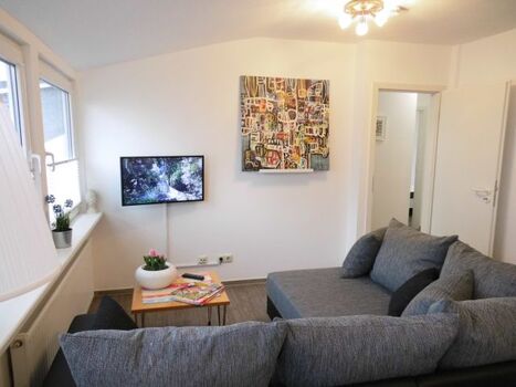 Wohnraum mit gemütlichem Sofa