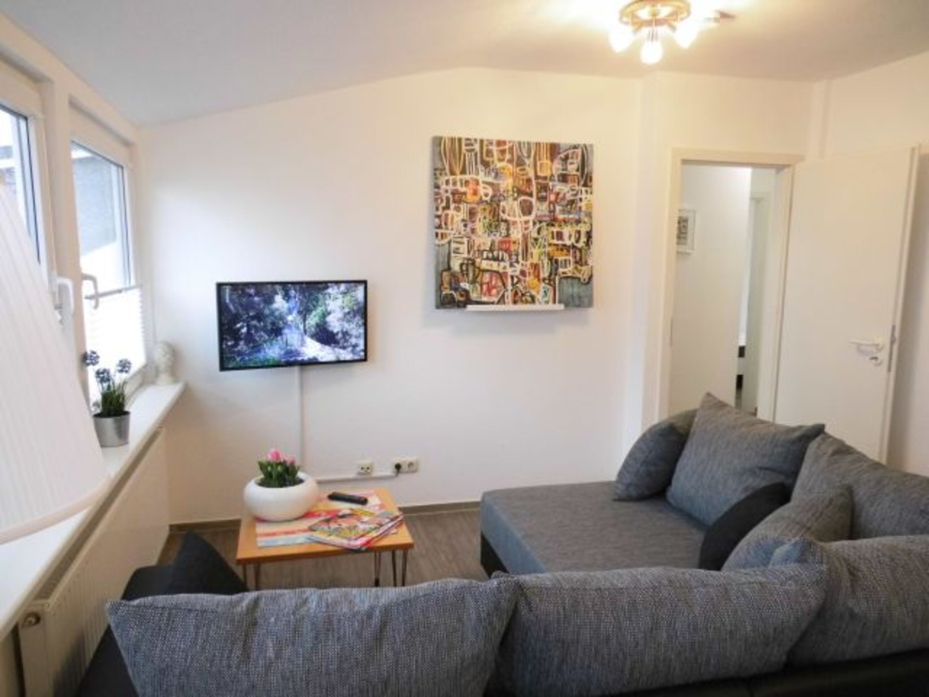 Wohnraum mit gemütlichem Sofa