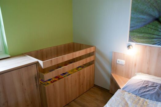 Ein fest eingebautes Babybett