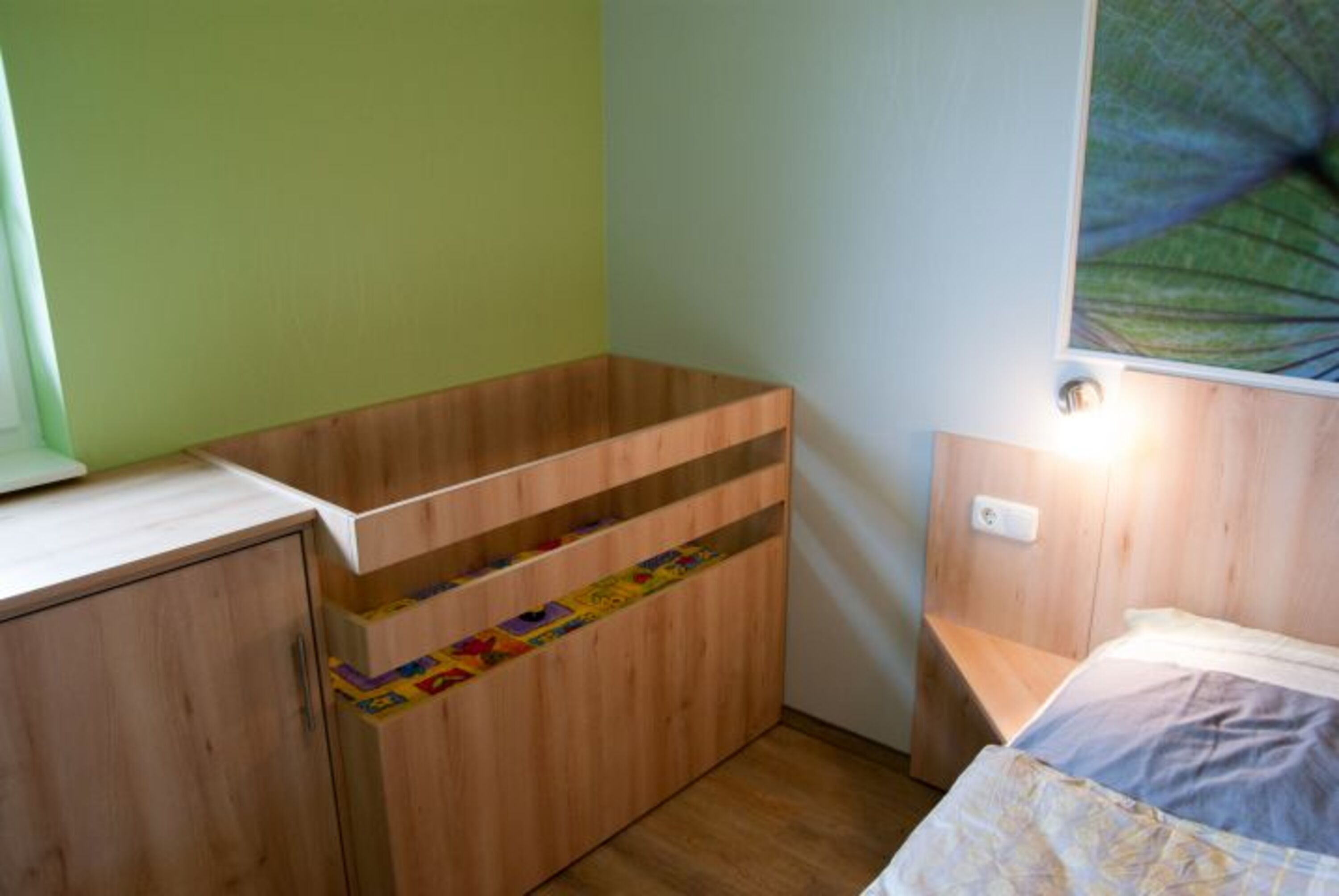 Ein fest eingebautes Babybett