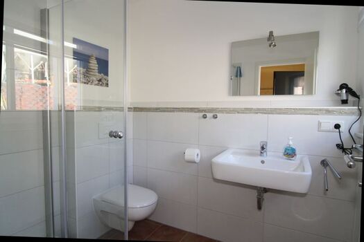 Badezimmer im EG mit Glasdusche