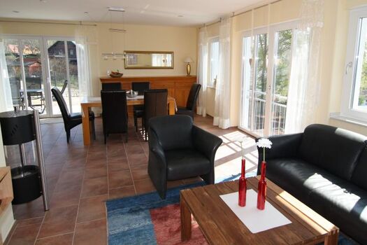 Wohnzimmer mit Ledergarnitur und Gaskamin