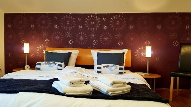 Komfortables Hülsta-Schlafzimmer mit großem Schrank, TV und elektrischen Rolläden