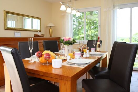 Am großen Esstisch können gemeinsame Mahlzeiten genossen werden
