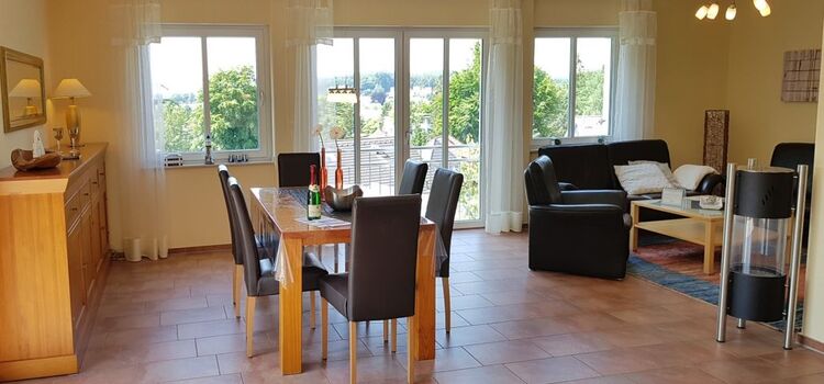 Vom sonnenhellen Esszimmer erreichen Sie die Terrasse