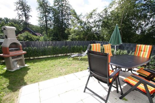 Die Südterrasse ist mit Kettler Gartenmöbeln ausgestattet und hat einen Gartengrill