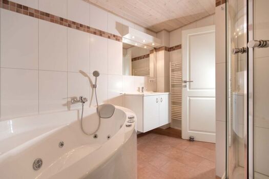 Das schöne und großzügige Bad