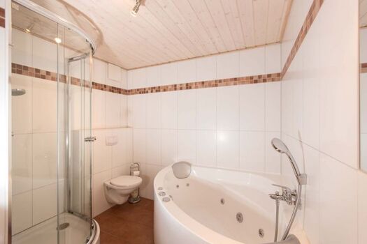 Der geräumige Whirlpool