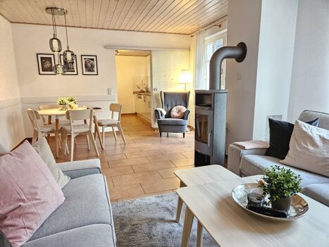 Hell und lichtdurchflutetes Wohnzimmer neu renoviert 12/23