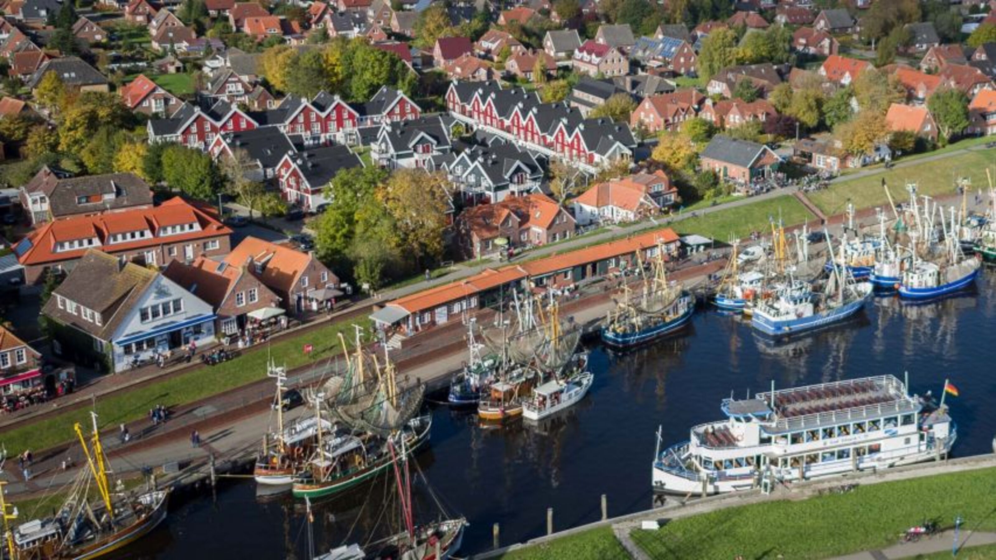 Der Blick über den Hafen auf das Hafendorf 