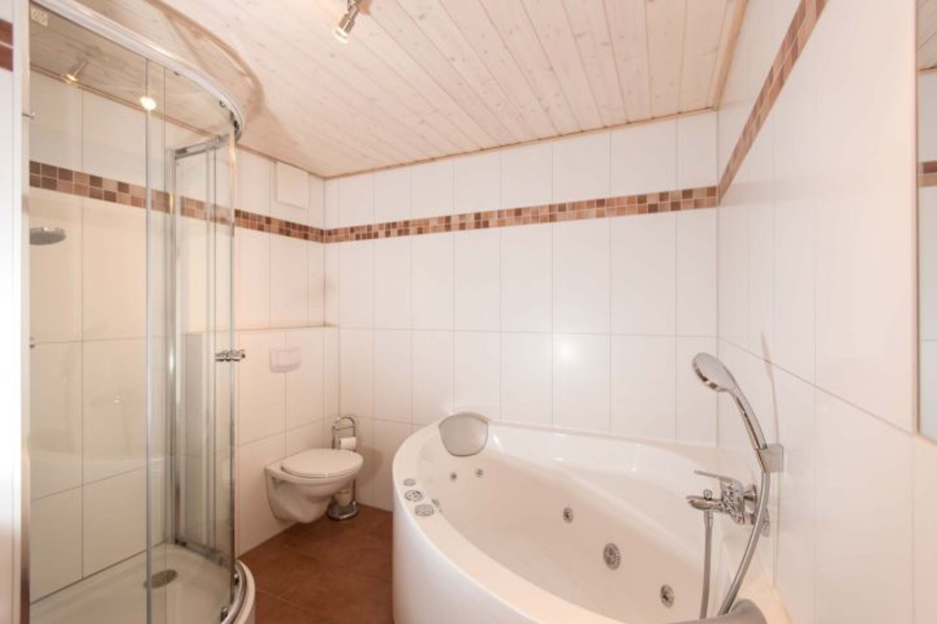 Der geräumige Whirlpool