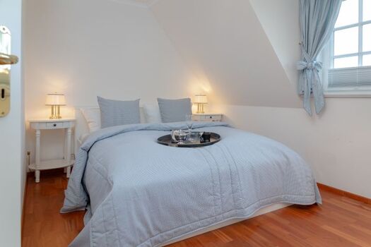 Schlafzimmer mit Doppelbett