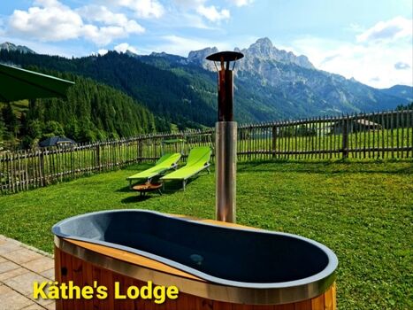 Outdoor-Badewanne mit See-und Bergblick