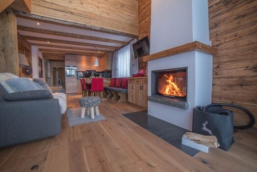 Wohnzimmer mit Kamin