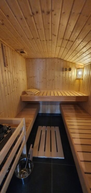 Die Familiensauna ist vom Badezimmer zugänglich