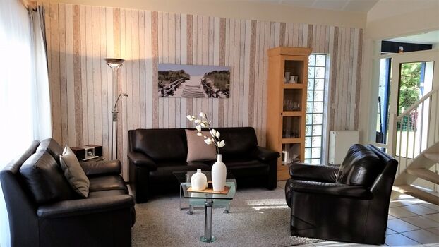 Modernes Wohnzimmer mit gemütlicher Ledercouch