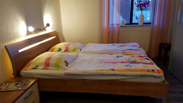 Schlafzimmer im OG mit TV und großem Kleiderschrank