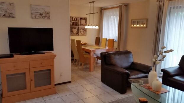 Wohnzimmer mit Ledergarnitur und TV
