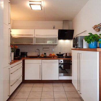 Komfortable Küche mit umfänglicher Ausstattung