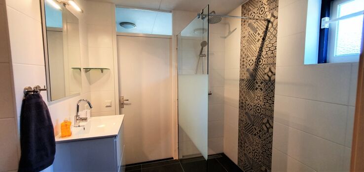 Renoviertes Bad mit Regendusche, Fenster und finnischer Sauna