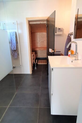 Modernes Bad mit Zugang zur Familiensauna