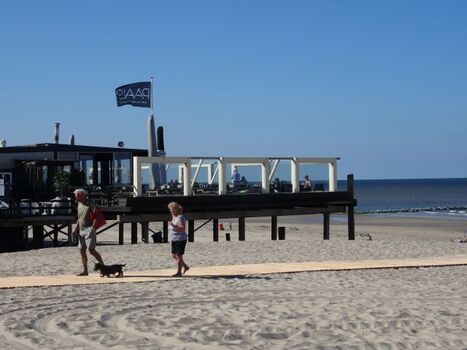 Am Strand befindet sich das Strandrestaurant Paal 6