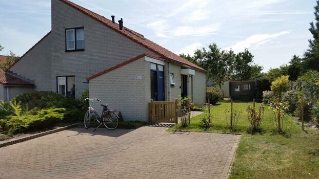 Villa Sommermelodie hat 2 Stellplätze vorm Haus