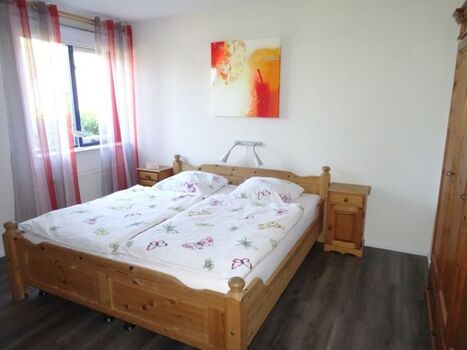 Schlafzimmer im EG mit TV und großem Kleiderschrank