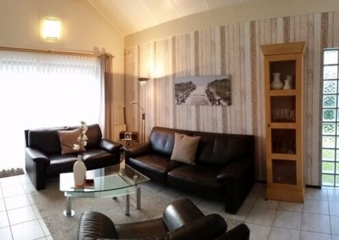 Das Wohnzimmer ist mit einer Schillig Ledergarnitur ausgestattet