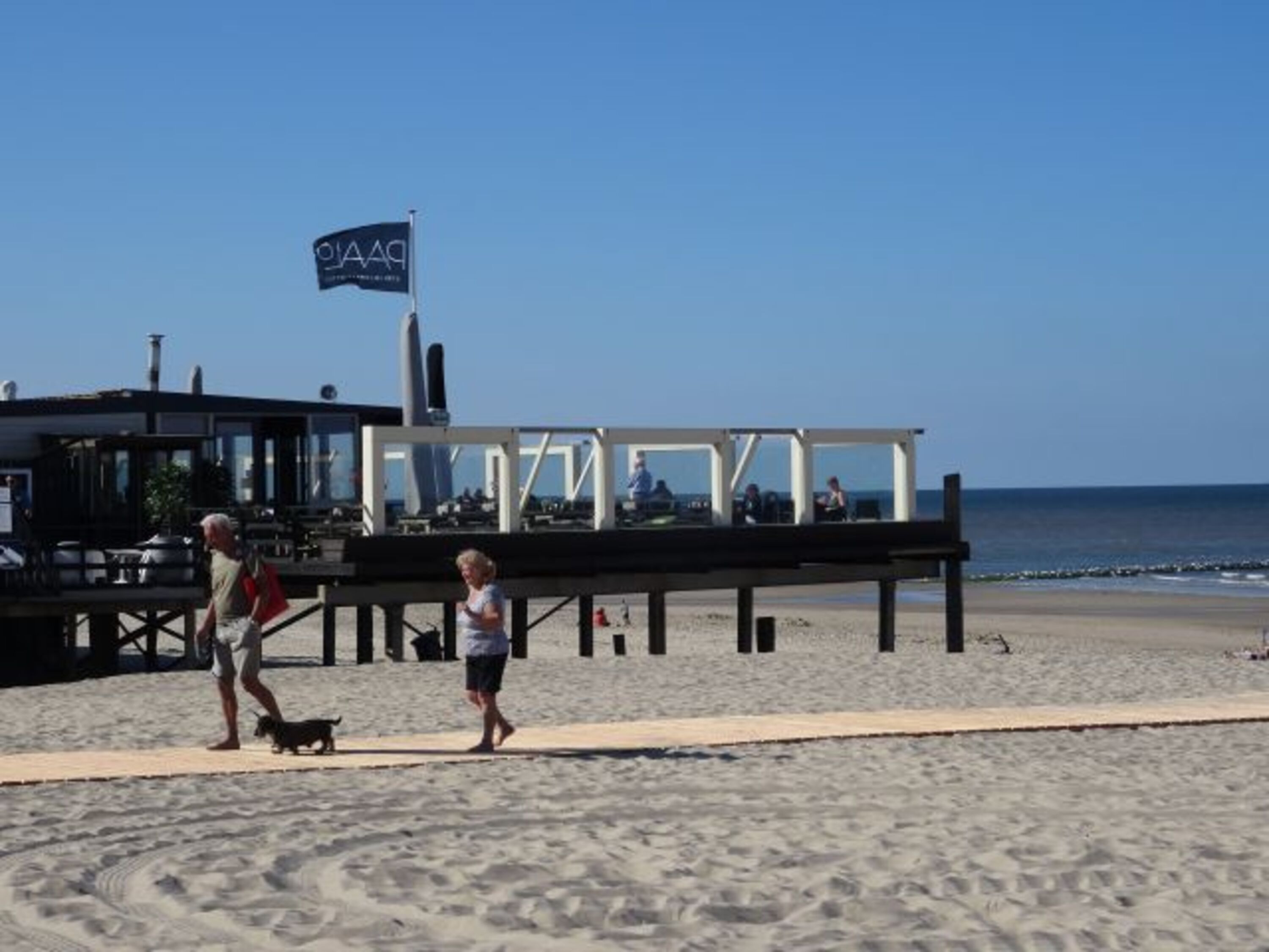Am Strand befindet sich das Strandrestaurant Paal 6