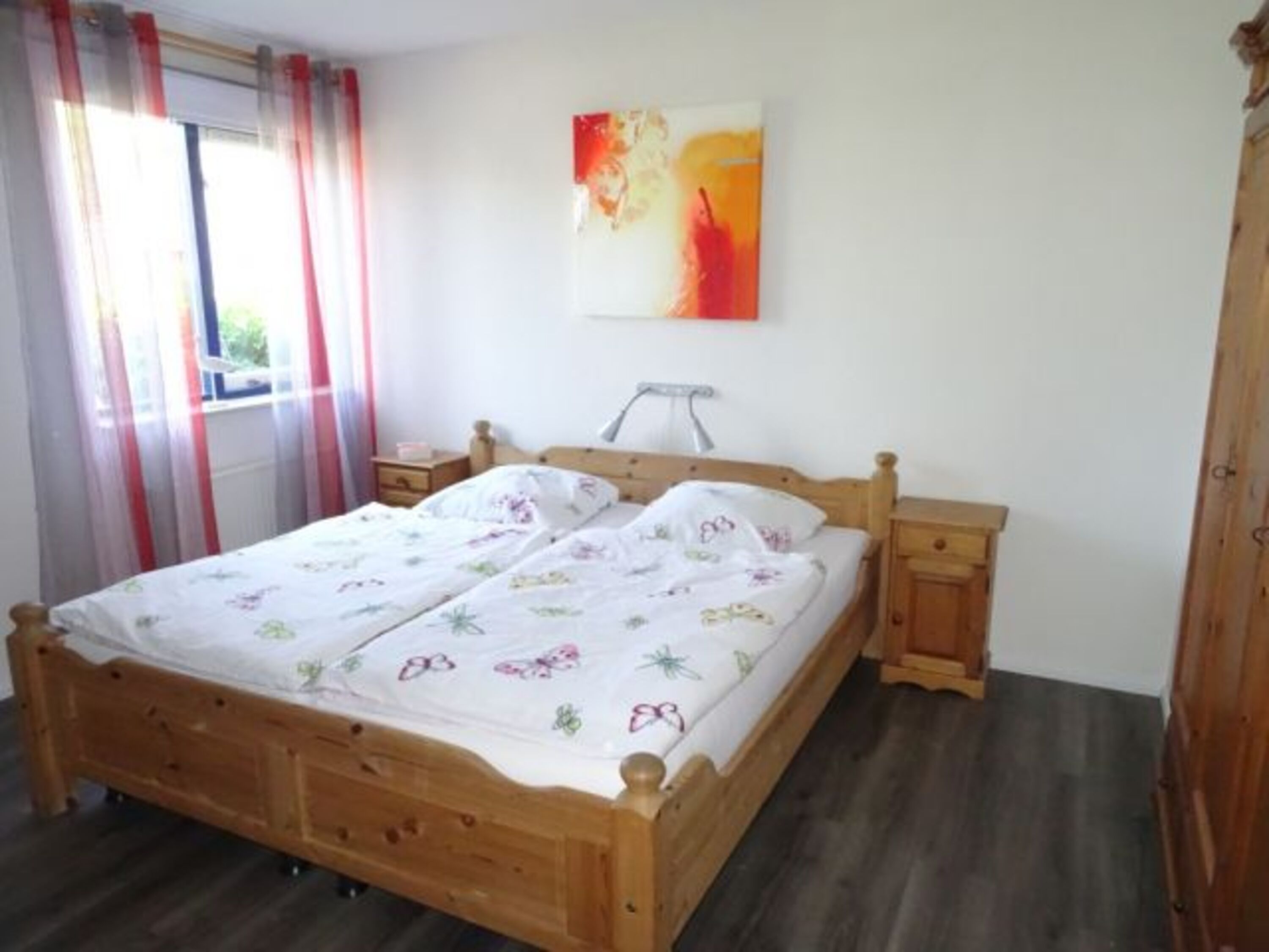 Schlafzimmer im EG mit TV und großem Kleiderschrank