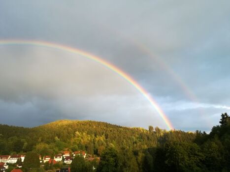 Regenbogen in der Abenddämmerung