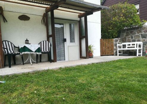 Terrasse mit Sitz vor dem Fewo Eingang