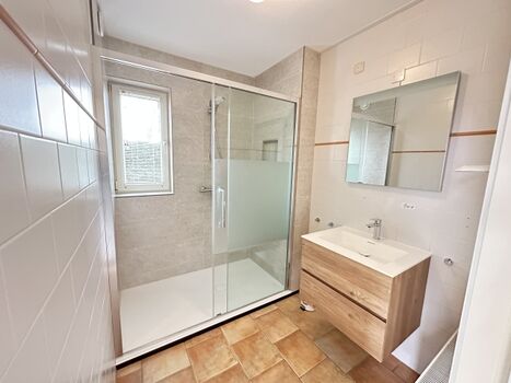 Neue große begehbare Dusche