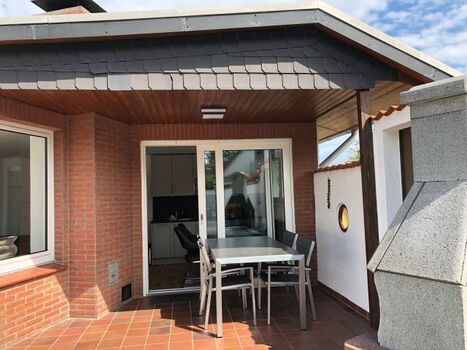 überdachte Terrasse mit Grillkamin