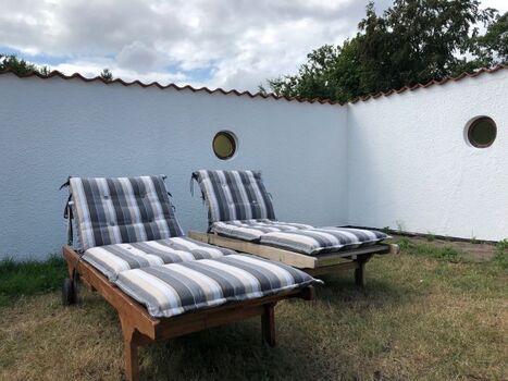 Garten mit Sonnenliegen