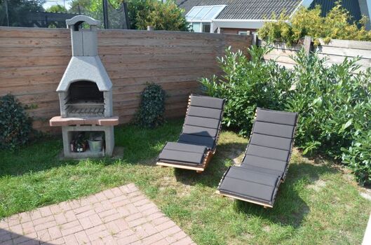 Garten mit Grillkamin und Sonnenliegen