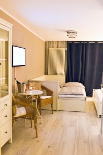 Blick ins Schlafzimmer mit ausgezogenem Einzelbett (Aufbettung)