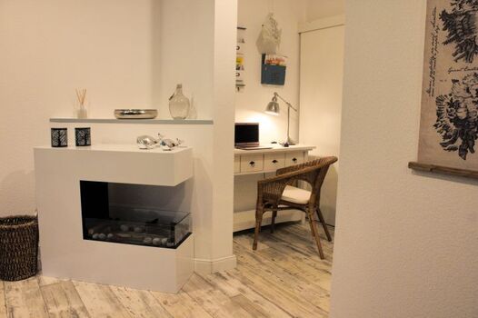 Blick zum Kamin und Arbeitsplatz