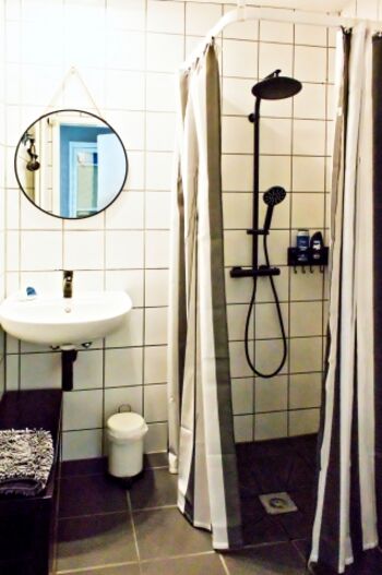 Duschbad im Schlafzimmer 1