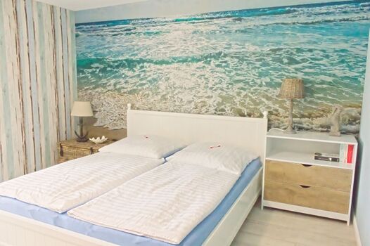 1,80 m breites Bett im Schlafzimmer 1