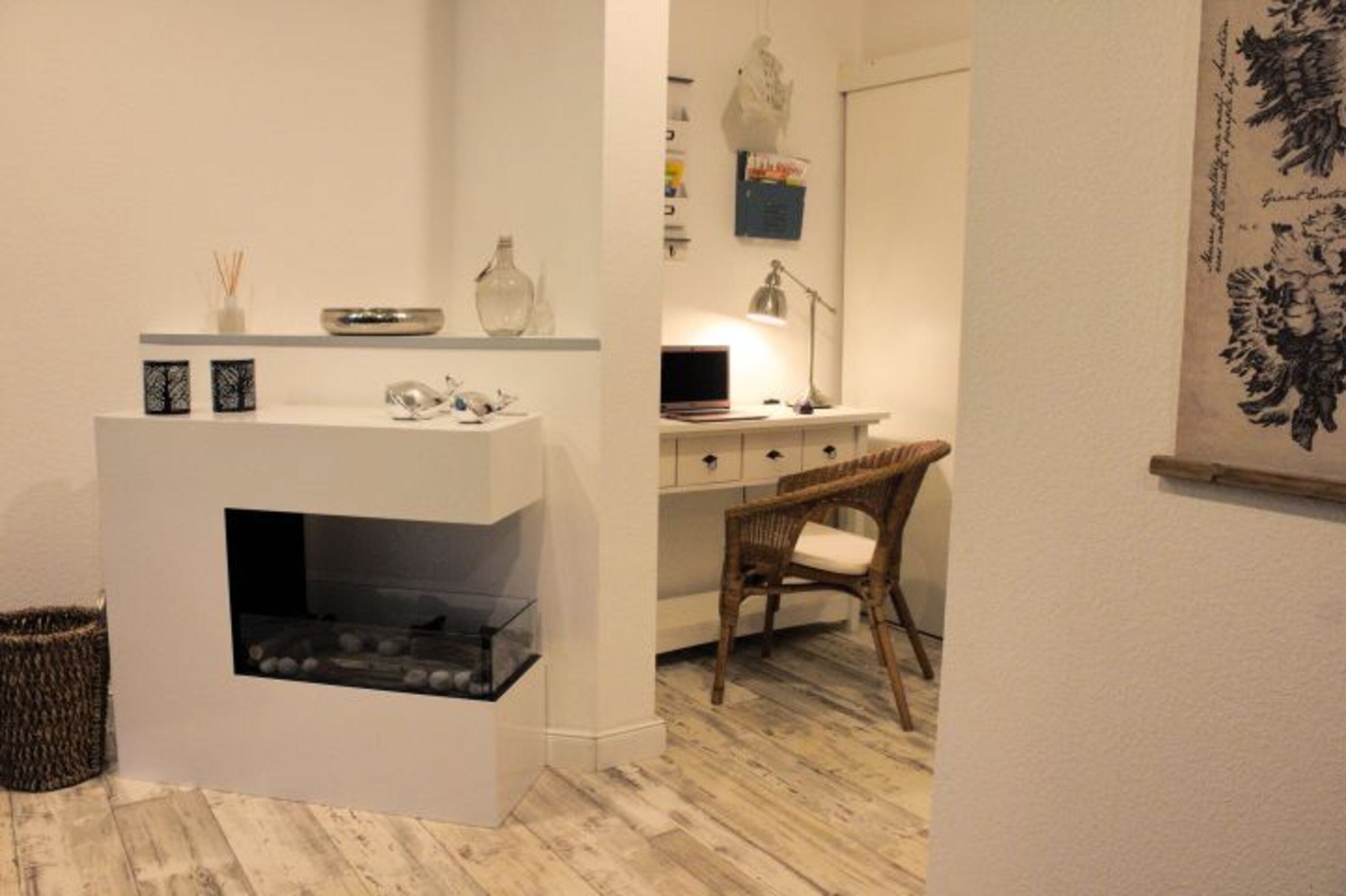 Blick zum Kamin und Arbeitsplatz