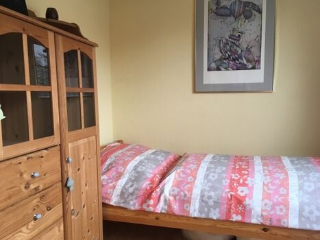 das kleine Schlafzimmer mit 2 getrennten Betten 90 x 200